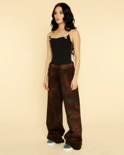 BOYS LIE Wonderful Day To Dump Them Sweatpants 3 BOYS LIE Wonderful Day To Dump Them Sweatpants -boy‘s lie Sales Store boys lie dump him sweats model angle 480x