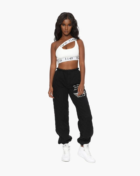 For Love Quilt Pants BOYS LIE For Love Quilt Pants -boy‘s lie Sales Store boys lie quilted sweatpants black model posed